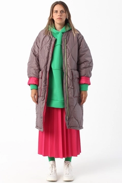 Ένα μοντέλο χονδρικής πώλησης ρούχων φοράει 28237 - Coat - Sandy, τούρκικο Σακάκι χονδρικής πώλησης από Allday