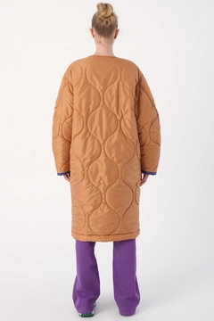 Ένα μοντέλο χονδρικής πώλησης ρούχων φοράει 28238 - Coat - Light Tan, τούρκικο Σακάκι χονδρικής πώλησης από Allday