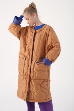 Una modelo de ropa al por mayor lleva 28238 - Coat - Light Tan, Abrigo turco al por mayor de Allday