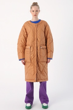 Una modelo de ropa al por mayor lleva 28238 - Coat - Light Tan, Abrigo turco al por mayor de Allday
