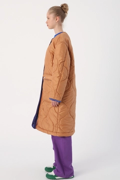 Una modella di abbigliamento all'ingrosso indossa 28238 - Coat - Light Tan, vendita all'ingrosso turca di Cappotto di Allday