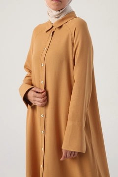 Een kledingmodel uit de groothandel draagt 28345 - Abaya - Mustard, Turkse groothandel Abaya van Allday