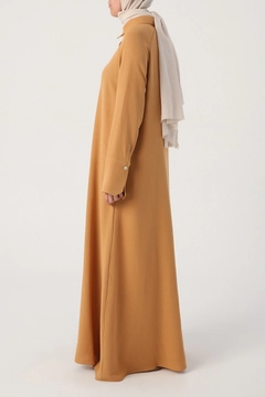 Una modella di abbigliamento all'ingrosso indossa 28345 - Abaya - Mustard, vendita all'ingrosso turca di Abaya di Allday