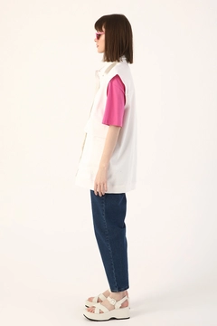 Bir model, Allday toptan giyim markasının 28356 - Vest - Ecru toptan Yelek ürününü sergiliyor.