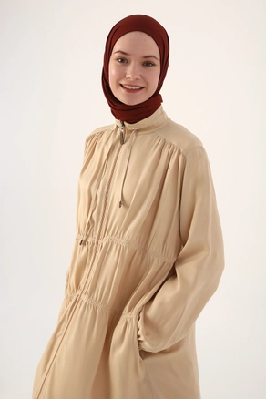 A model wears 28372 - Coat - Beige, wholesale undefined of Allday to display at Lonca