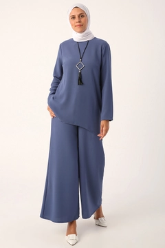 Bir model, Allday toptan giyim markasının 28314 - Suit - Dark Blue toptan Takım ürününü sergiliyor.