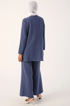 Bir model, Allday toptan giyim markasının 28314 - Suit - Dark Blue toptan Takım ürününü sergiliyor.