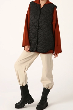 Ένα μοντέλο χονδρικής πώλησης ρούχων φοράει 28327 - Vest - Black, τούρκικο Αμάνικο μπλουζάκι χονδρικής πώλησης από Allday
