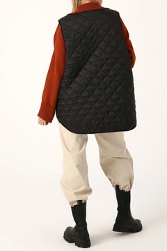 Bir model, Allday toptan giyim markasının 28327 - Vest - Black toptan Yelek ürününü sergiliyor.