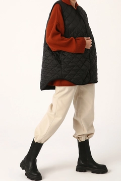 Een kledingmodel uit de groothandel draagt 28327 - Vest - Black, Turkse groothandel Vest van Allday
