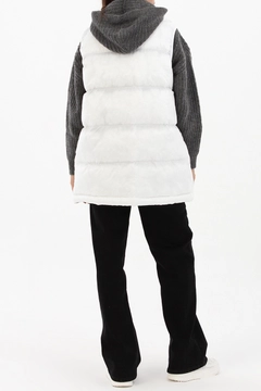Bir model, Allday toptan giyim markasının 28330 - Vest - Ecru toptan Yelek ürününü sergiliyor.