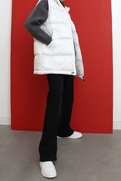 Ένα μοντέλο χονδρικής πώλησης ρούχων φοράει 28330 - Vest - Ecru, τούρκικο Αμάνικο μπλουζάκι χονδρικής πώλησης από Allday