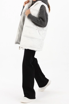 Bir model, Allday toptan giyim markasının 28330 - Vest - Ecru toptan Yelek ürününü sergiliyor.