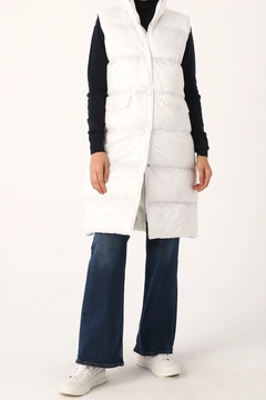 Een kledingmodel uit de groothandel draagt 28331 - Vest - Ecru, Turkse groothandel Vest van Allday