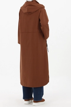 A wholesale clothing model wears 28332 - Trenchcoat - Tabac, Turkish wholesale Trenchcoat of Allday