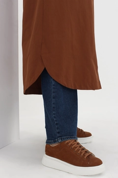 Bir model, Allday toptan giyim markasının 28332 - Trenchcoat - Tabac toptan Trençkot ürününü sergiliyor.