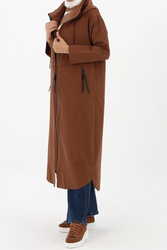 Una modelo de ropa al por mayor lleva 28332 - Trenchcoat - Tabac, Gabardina turco al por mayor de Allday