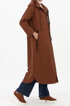 Bir model, Allday toptan giyim markasının 28332 - Trenchcoat - Tabac toptan Trençkot ürününü sergiliyor.