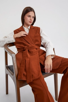 Bir model, Allday toptan giyim markasının 29145 - Vest - Light Brown toptan Yelek ürününü sergiliyor.