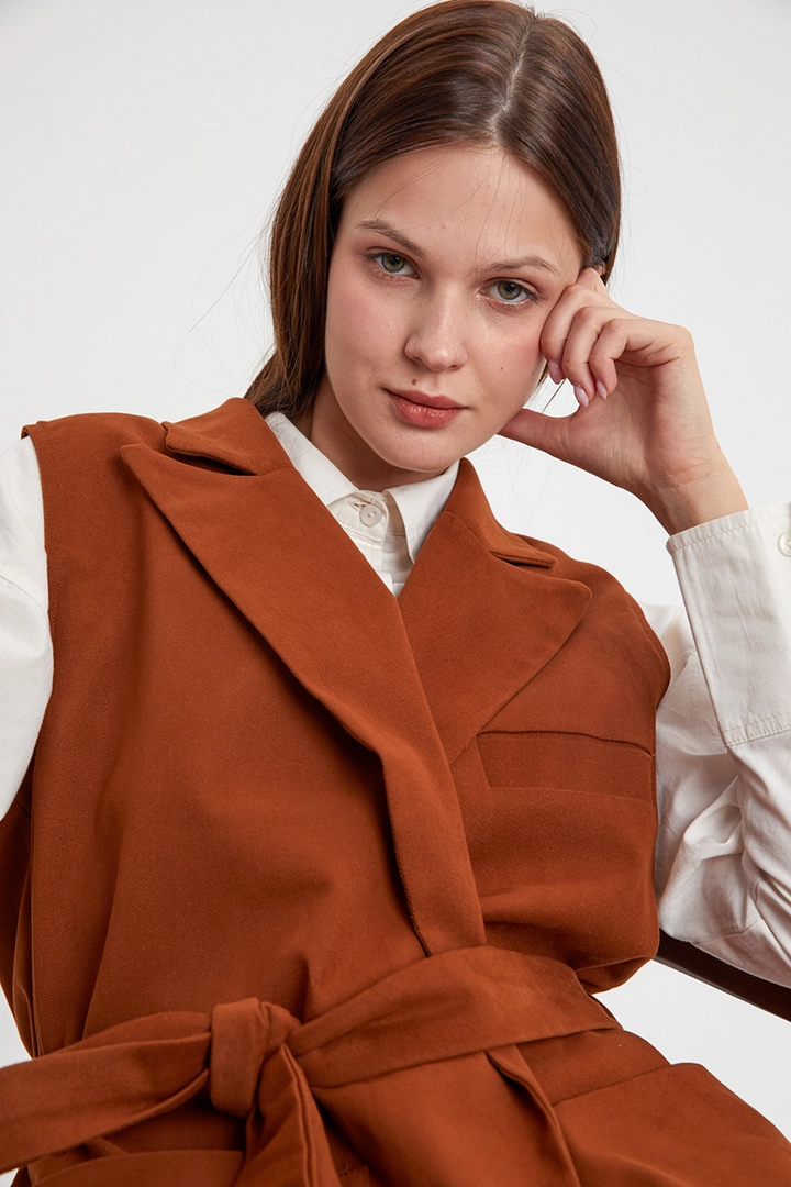 Ένα μοντέλο χονδρικής πώλησης ρούχων φοράει 29145 - Vest - Light Brown, τούρκικο Αμάνικο μπλουζάκι χονδρικής πώλησης από Allday