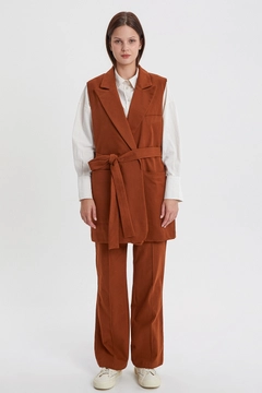 Bir model, Allday toptan giyim markasının 29145 - Vest - Light Brown toptan Yelek ürününü sergiliyor.