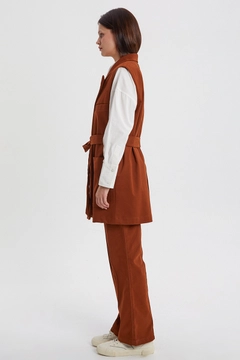 Ein Bekleidungsmodell aus dem Großhandel trägt 29145 - Vest - Light Brown, türkischer Großhandel Weste von Allday