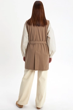 Una modella di abbigliamento all'ingrosso indossa 29146 - Vest - Dark Beige, vendita all'ingrosso turca di Veste di Allday