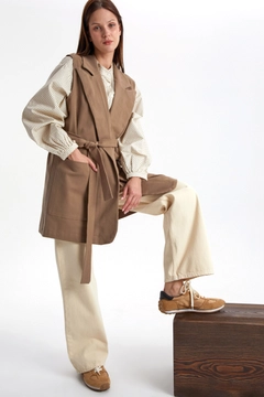 Bir model, Allday toptan giyim markasının 29146 - Vest - Dark Beige toptan Yelek ürününü sergiliyor.