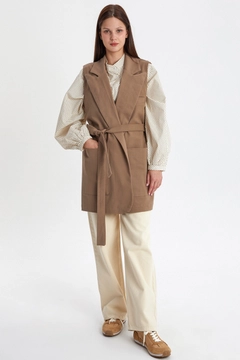 Ένα μοντέλο χονδρικής πώλησης ρούχων φοράει 29146 - Vest - Dark Beige, τούρκικο Αμάνικο μπλουζάκι χονδρικής πώλησης από Allday