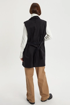 Bir model, Allday toptan giyim markasının 29147 - Vest - Black toptan Yelek ürününü sergiliyor.