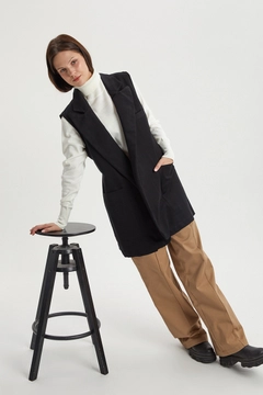 Bir model, Allday toptan giyim markasının 29147 - Vest - Black toptan Yelek ürününü sergiliyor.