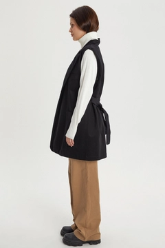 Ένα μοντέλο χονδρικής πώλησης ρούχων φοράει 29147 - Vest - Black, τούρκικο Αμάνικο μπλουζάκι χονδρικής πώλησης από Allday