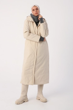 Una modella di abbigliamento all'ingrosso indossa 29148 - Coat - Beige, vendita all'ingrosso turca di Cappotto di Allday