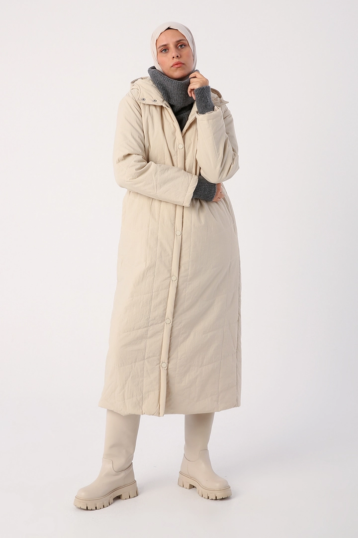 Bir model, Allday toptan giyim markasının 29148 - Coat - Beige toptan Kaban ürününü sergiliyor.