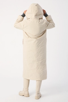 Bir model, Allday toptan giyim markasının 29148 - Coat - Beige toptan Kaban ürününü sergiliyor.