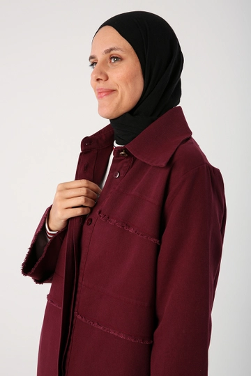 Una modelo de ropa al por mayor lleva  Abaya - Rojo Burdeos
, Abaya turco al por mayor de Allday