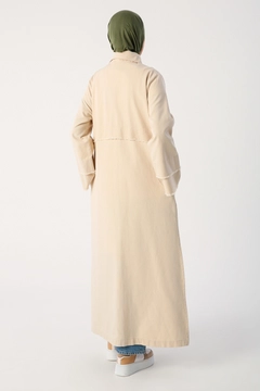 Een kledingmodel uit de groothandel draagt 30398 - Abaya - Sandy Beige, Turkse groothandel Abaya van Allday