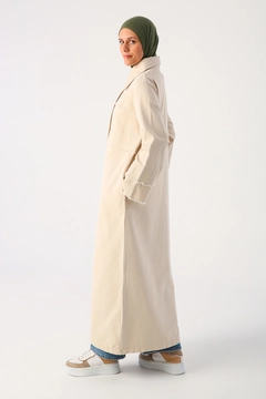Una modella di abbigliamento all'ingrosso indossa 30398 - Abaya - Sandy Beige, vendita all'ingrosso turca di Abaya di Allday