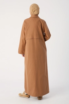 Ένα μοντέλο χονδρικής πώλησης ρούχων φοράει 30399 - Abaya - Mink, τούρκικο Αμπάγια χονδρικής πώλησης από Allday
