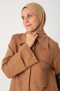 Bir model, Allday toptan giyim markasının 30399 - Abaya - Mink toptan Ferace ürününü sergiliyor.