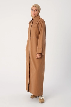 Bir model, Allday toptan giyim markasının 30399 - Abaya - Mink toptan Ferace ürününü sergiliyor.