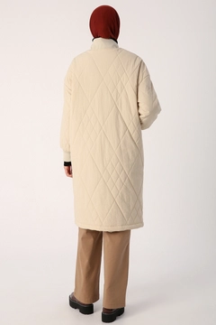 Bir model, Allday toptan giyim markasının 30401 - Coat - Beige toptan Kaban ürününü sergiliyor.