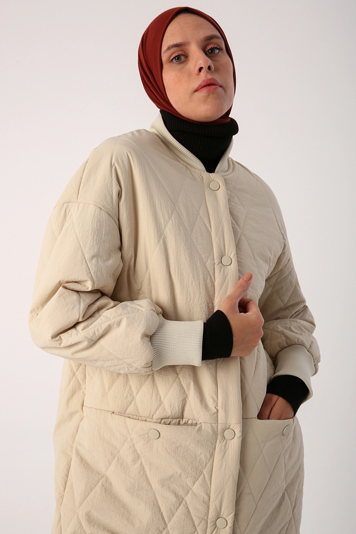 Bir model, Allday toptan giyim markasının 30401 - Coat - Beige toptan Kaban ürününü sergiliyor.