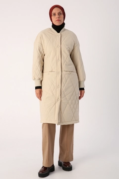 Una modelo de ropa al por mayor lleva 30401 - Coat - Beige, Abrigo turco al por mayor de Allday