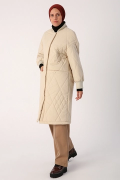 Una modella di abbigliamento all'ingrosso indossa 30401 - Coat - Beige, vendita all'ingrosso turca di Cappotto di Allday