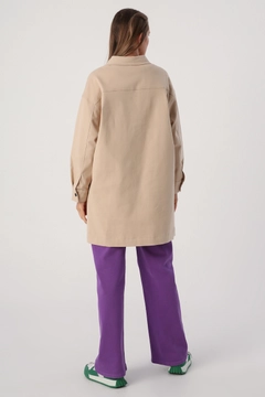 Bir model, Allday toptan giyim markasının 30852 - Jacket - Light Beige toptan Ceket ürününü sergiliyor.