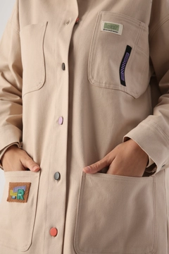 Ein Bekleidungsmodell aus dem Großhandel trägt 30852 - Jacket - Light Beige, türkischer Großhandel Jacke von Allday