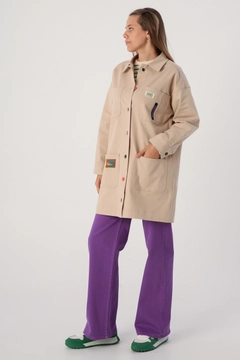 Bir model, Allday toptan giyim markasının 30852 - Jacket - Light Beige toptan Ceket ürününü sergiliyor.