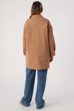 Ένα μοντέλο χονδρικής πώλησης ρούχων φοράει 30853 - Jacket - Beige, τούρκικο Μπουφάν χονδρικής πώλησης από Allday
