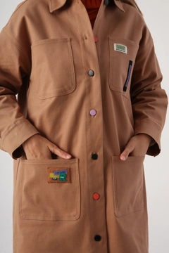 Een kledingmodel uit de groothandel draagt 30853 - Jacket - Beige, Turkse groothandel Jasje van Allday